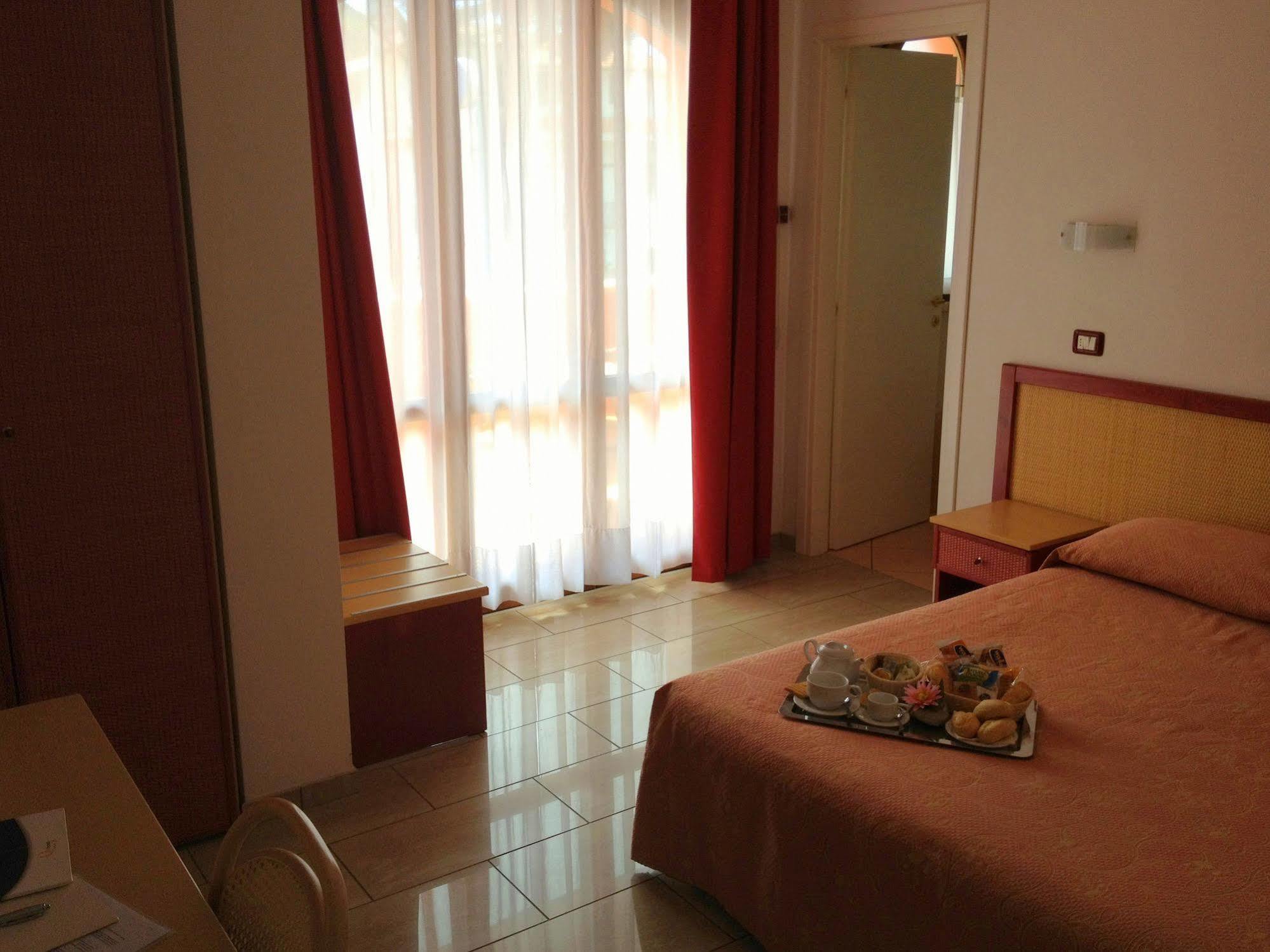 Hotel Mistral Marina di Campo Buitenkant foto