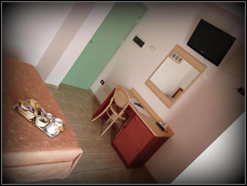 Hotel Mistral Marina di Campo Buitenkant foto